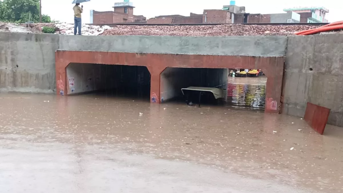 घंटाघर में सीवर ओवरफ्लो, 20 मिनट की बारिश से पुराना लखनऊ जलमग्न