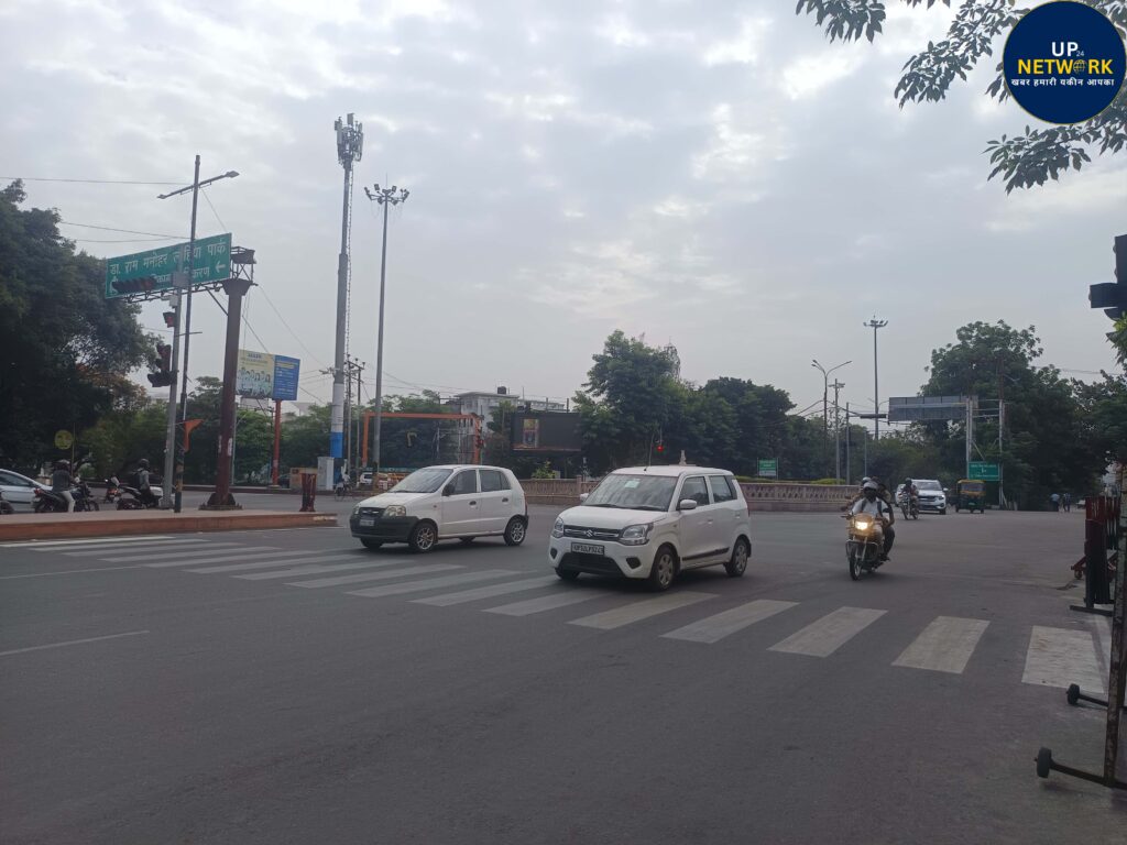 लखनऊ में तेज बारिश के बाद सड़क पर पानी और चलती ठंडी हवाएं, मौसम विभाग का यलो अलर्ट जारी।