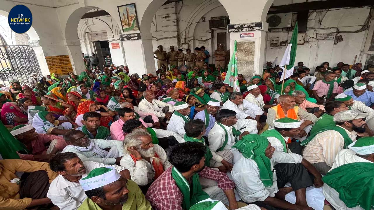 किसानों का नगर निगम मुख्यालय पर प्रदर्शन, बोले– प्रशासन नहीं सुनता, नाले में डूबे सुरेश के परिवार को मुआवजा दो