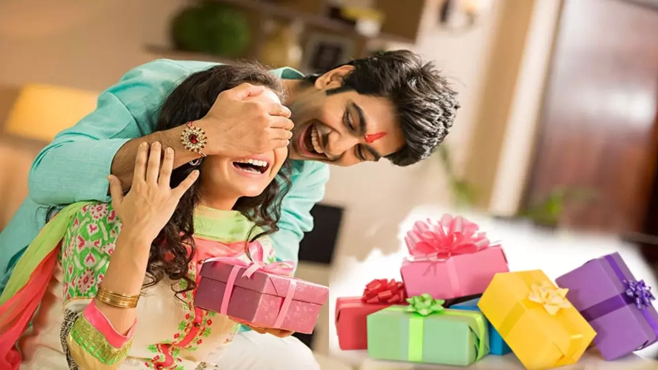 Raksha Bandhan 2025: इस राखी पर ट्रेंडिंग हैं ये 7 गिफ्ट आइडियाज