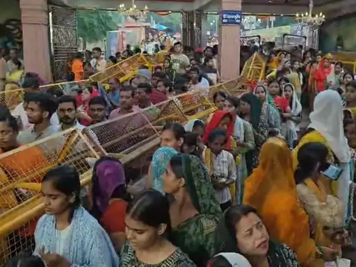 मनकामेश्वर महादेव मंदिर पुष्पवर्षा