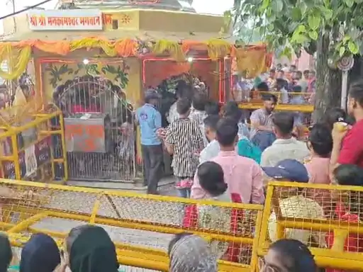 मनकामेश्वर महादेव मंदिर पुष्पवर्षा