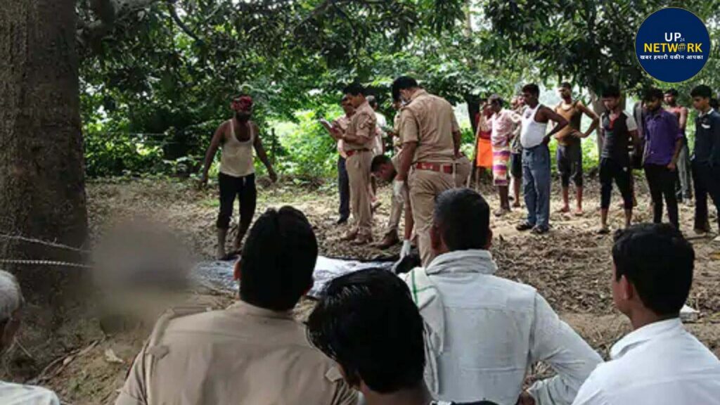 लखनऊ में आम के पेड़ से लटकता शव और हत्या की जांच करती पुलिस