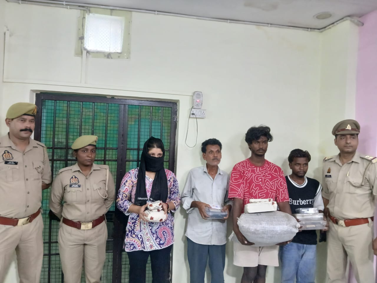 लखनऊ के ठाकुरगंज थाना क्षेत्र में नारकोटिक्स विभाग और पुलिस को मिली बड़ी कामयाबी,भारी मात्रा में गांजा व स्मैक बरामद