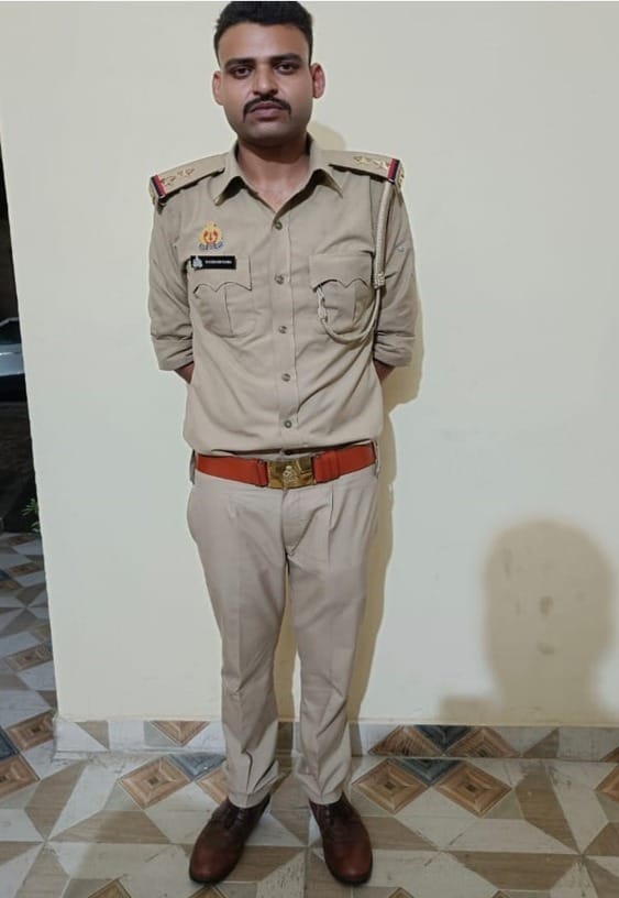 मेरठ में फर्जी दरोगा बनकर घूम रहा था युवक, गर्लफ्रेंड से मिलने के लिए सिलवाई थी वर्दी