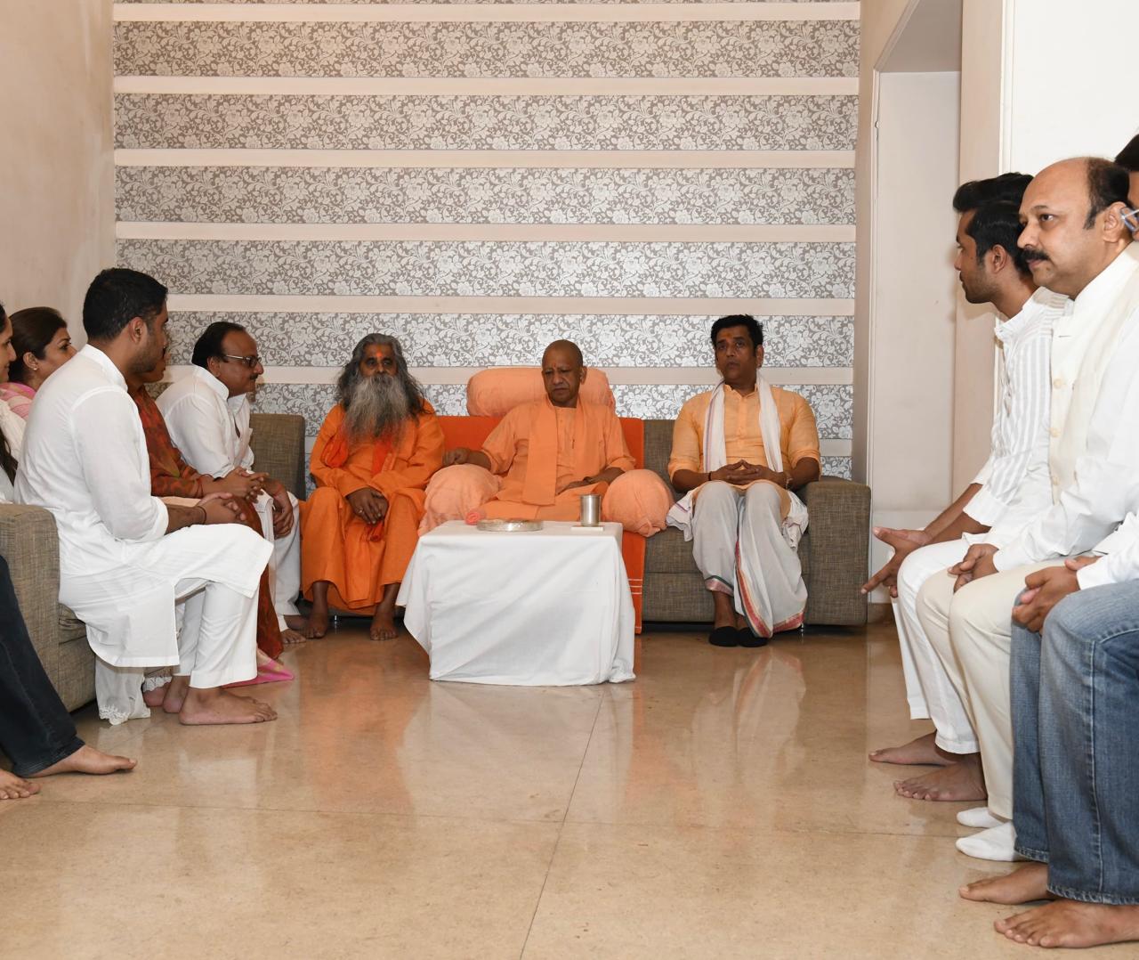 मुख्यमंत्री योगी ने चौधरी निवास जाकर शैल चौधरी को दी श्रद्धांजलि; परिवार से की मुलाकात