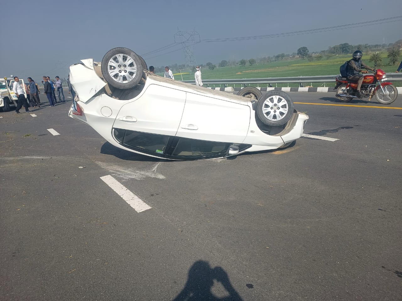 लखनऊ‑आगरा हाईवे पर तेज़ रफ्तार कार पलटी: चालक मामूली घायल, टायर फटने की आशंका
