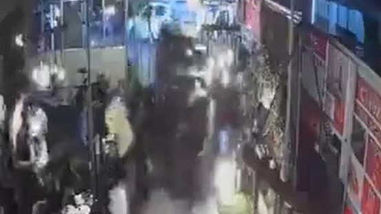 लखनऊ: शराब के नशे में बेकाबू स्कॉर्पियो सिवाज ढाबे में घुसी, मची अफरा-तफरी, पूरी घटना CCTV में कैद