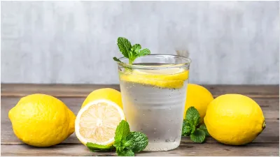 वजन घटाने के चक्कर में न करें ये गलती, खाली पेट नींबू पानी पीने से हो सकता है नुकसान