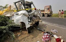 लखनऊ ट्रक हादसा: भीषण टक्कर में 3 लोग फंसे, 1 की मौत, 2 रेस्क्यू