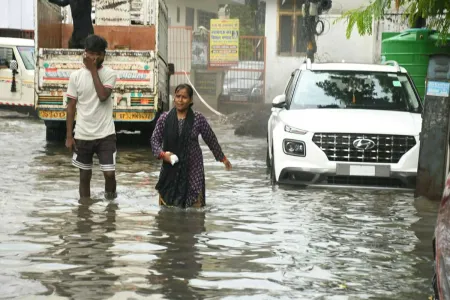Lucknow Rain Today: सड़कों पर जलभराव, यलो अलर्ट जारी
