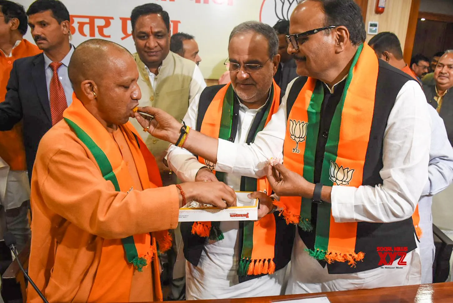 लखनऊ विधानसभा: CM योगी ने तिरंगा फहराया, नेता मौजूद