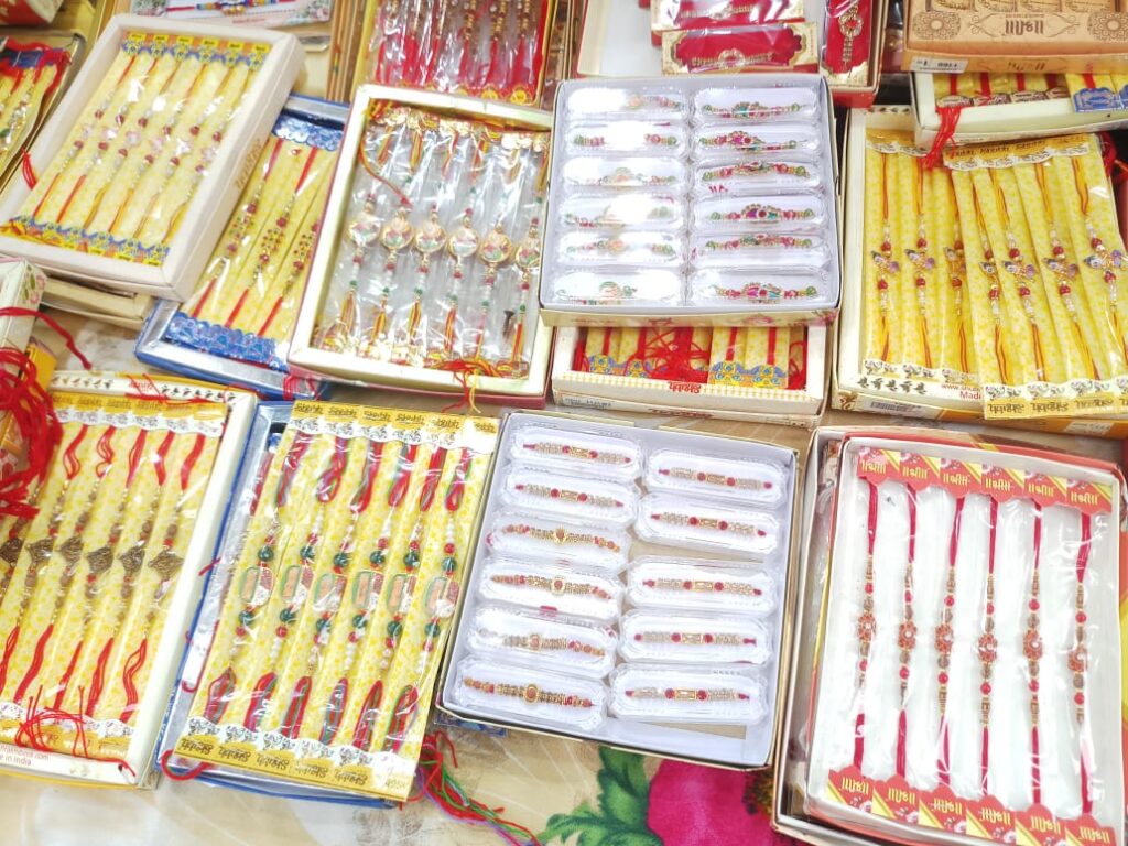लखनऊ में रुद्राक्ष, डायमंड और कार्टून डिज़ाइन वाली राखियों की बढ़ी डिमांड