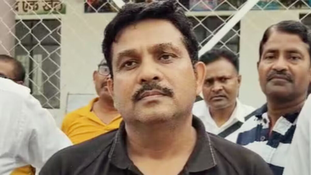 डीके शाही को चप्पल में एनकाउंटर करने पर वीरता पुरस्कार मिला