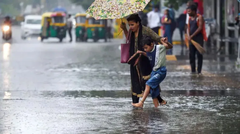 लखनऊ बारिश: स्कूली बच्चे भीगे, मौसम विभाग ने यलो अलर्ट जारी