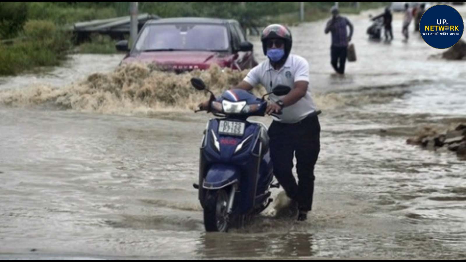 Lucknow Heavy Rain 2025: अलीगंज सड़क धंसी, स्कूल बंद