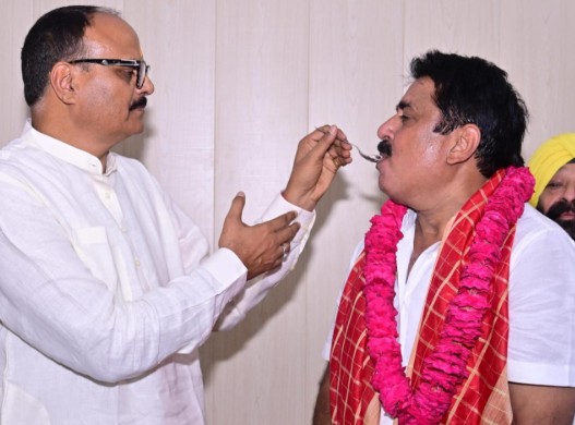 लखनऊ नगर निगम विवाद: डिप्टी CM ने गांधी को केक खिलाया