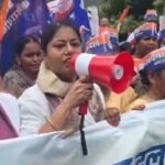 मनीषा केस: पिता बोले- बेटी की मौत पर राजनीति न करें