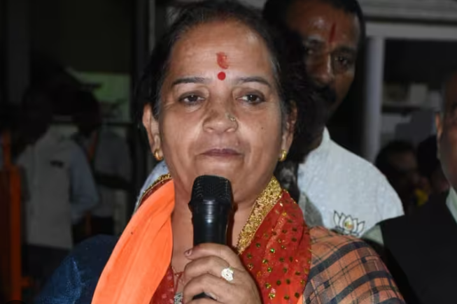Lucknow Mayor Protocol Row: बिना बुलावे पहुंचीं मेयर
