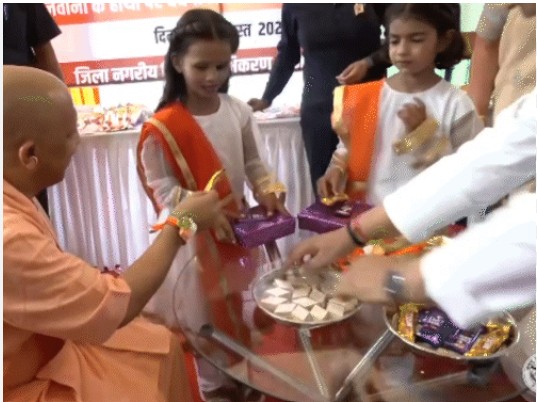 योगी आदित्यनाथ ने काकोरी में बच्चियों संग मनाया राखी उत्सव