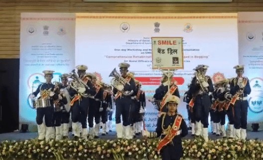 लखनऊ IAS-IPS बच्चों के साथ पढ़ाई कर रहे भिखारी, राष्ट्रपति को देंगे सलामी