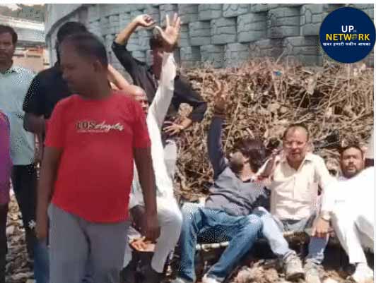 लखनऊ मड़ियांव फ्लाईओवर पर कूड़े का अंबार, विरोध प्रदर्शन