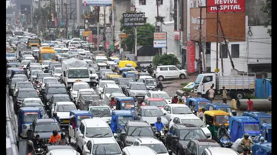Lucknow में भारी बारिश, पूर्वांचल एक्सप्रेसवे जाम, अलर्ट जारी