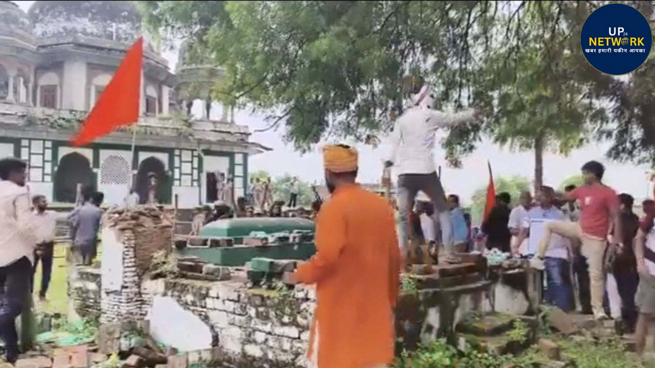 फतेहपुर में भगवा लहराने से बवाल, पुलिस बल तैनात