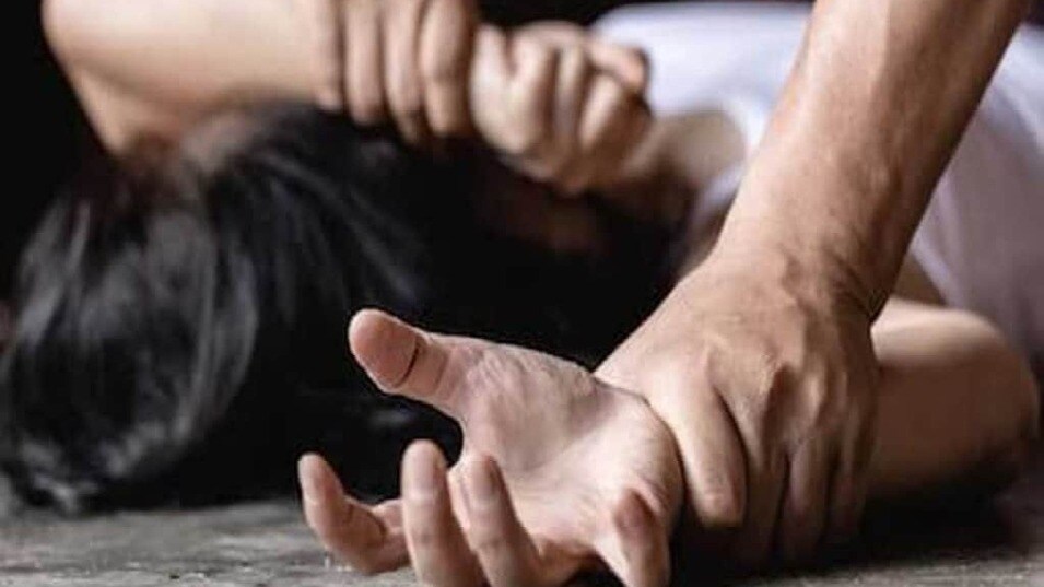 लखनऊ ब्यूटी पार्लर संचालिका पर रेप की कोशिश, चाकू से हमला