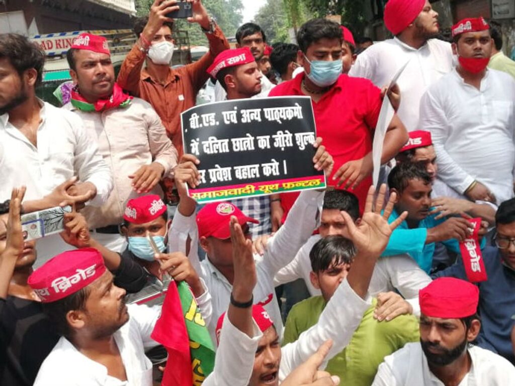 लखनऊ में समाजवादी पार्टी कार्यकर्ताओं और पुलिस के बीच झड़प