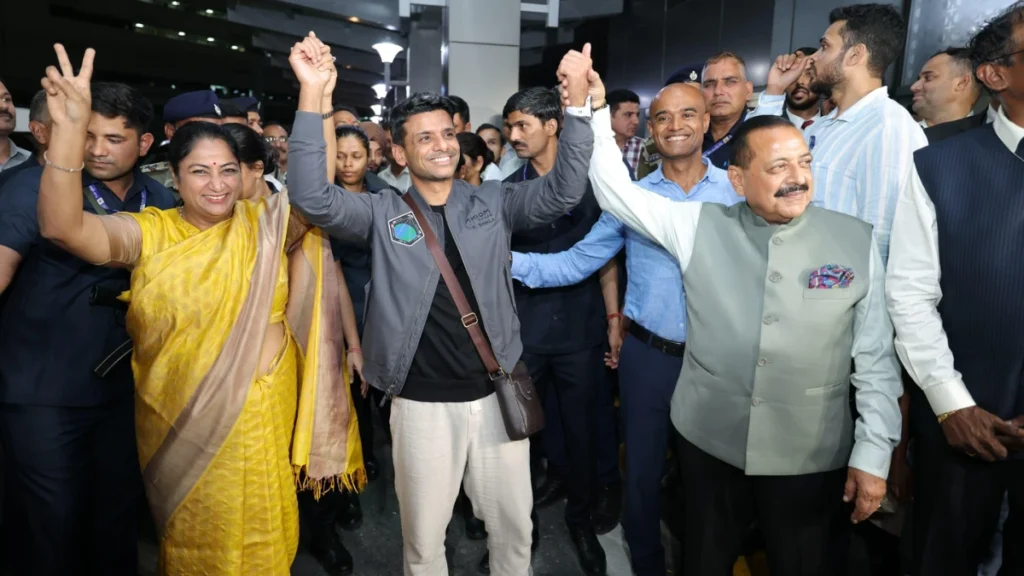 लखनऊ एयरपोर्ट पर अंतरिक्ष से लौटे शुभांशु का स्वागत