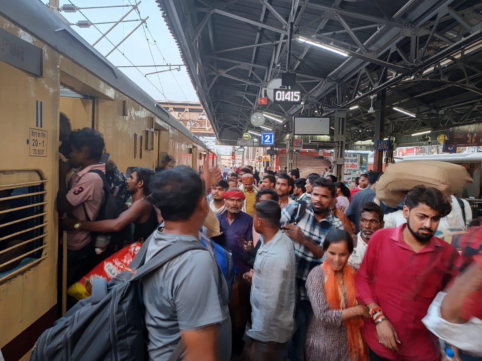 लखनऊ-Delhi ट्रेनों में भीड़: लखनऊ मेल, कैफियात, गोरखधाम फुल