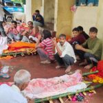 लखनऊ में चलती गाड़ी में आग, मेट्रो स्टेशन के पास मची अफरा-तफरी