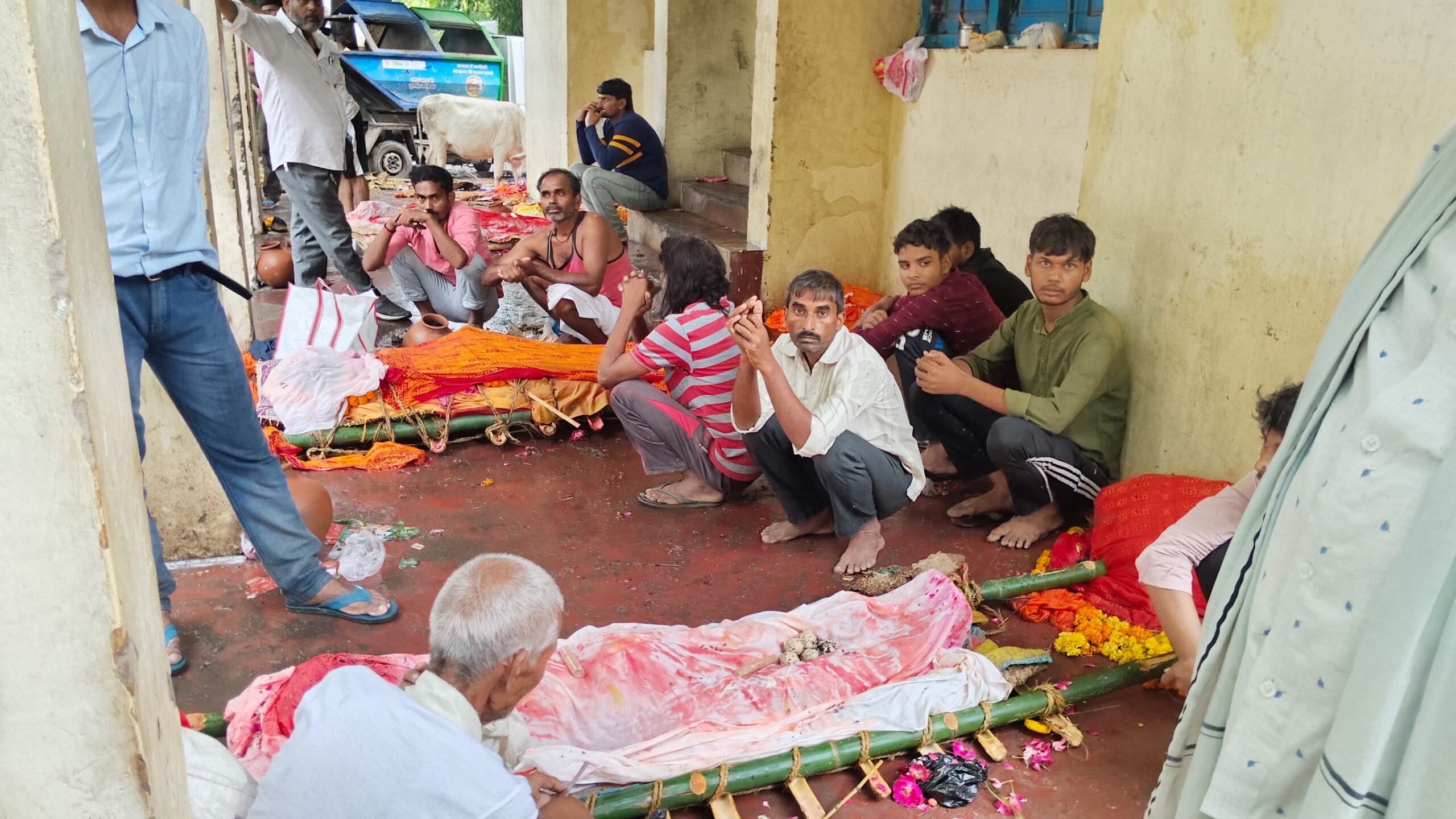 प्रयागराज बाढ़: शवदाह गृहों पर लाशों का अंबार