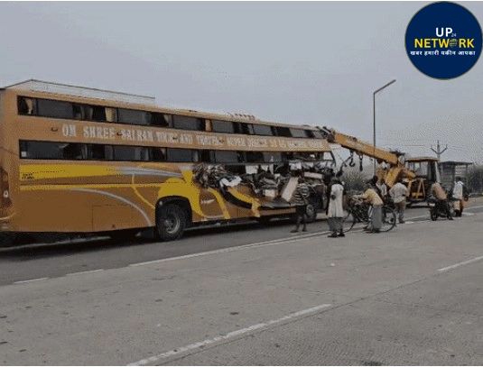 Jaunpur Bus Accident: 50 श्रद्धालुओं की बस ट्रेलर से टकराई