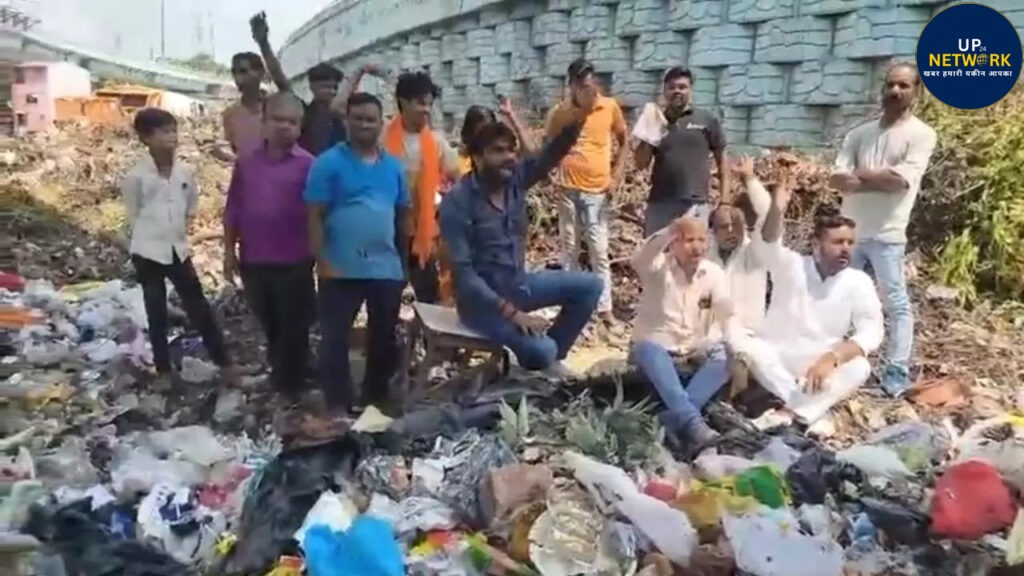 लखनऊ ऐशबाग: घरों के सामने कूड़ाघर, लोग प्रदर्शन में