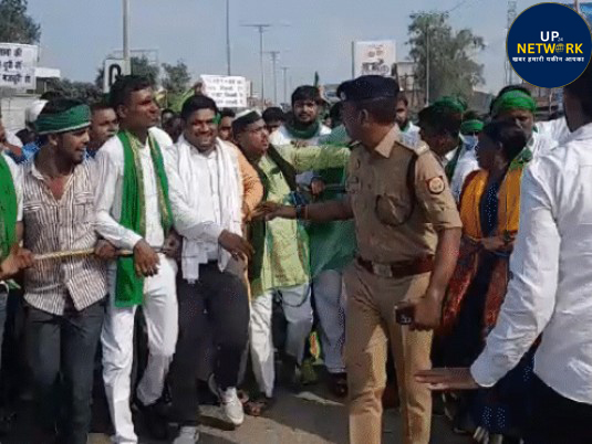 लखनऊ: किसान आंदोलन, ट्रैक्टर से शक्ति भवन घेरा