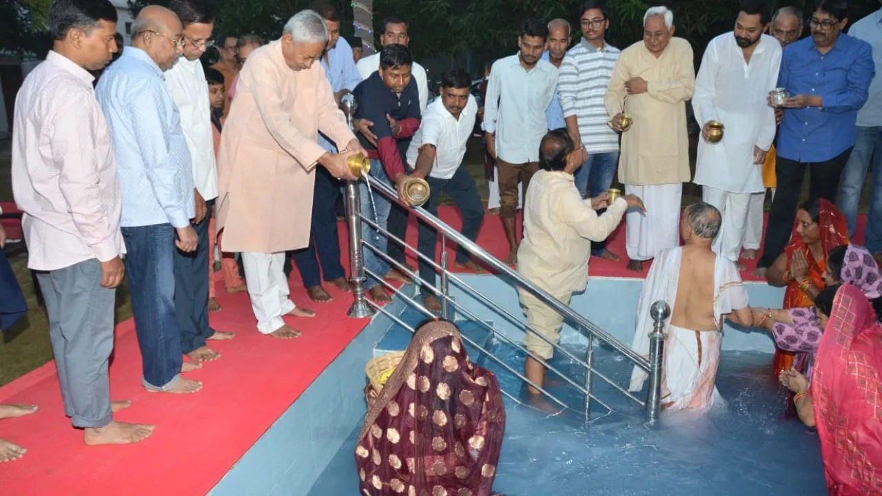 छठ पूजा 2025: बिहार में भक्ति लहर, उगते सूर्य को अर्घ्य