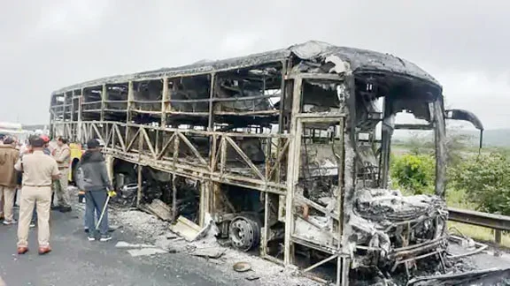 आंध्र प्रदेश बस हादसा: चलती बस में आग, 20 यात्रियों की मौत