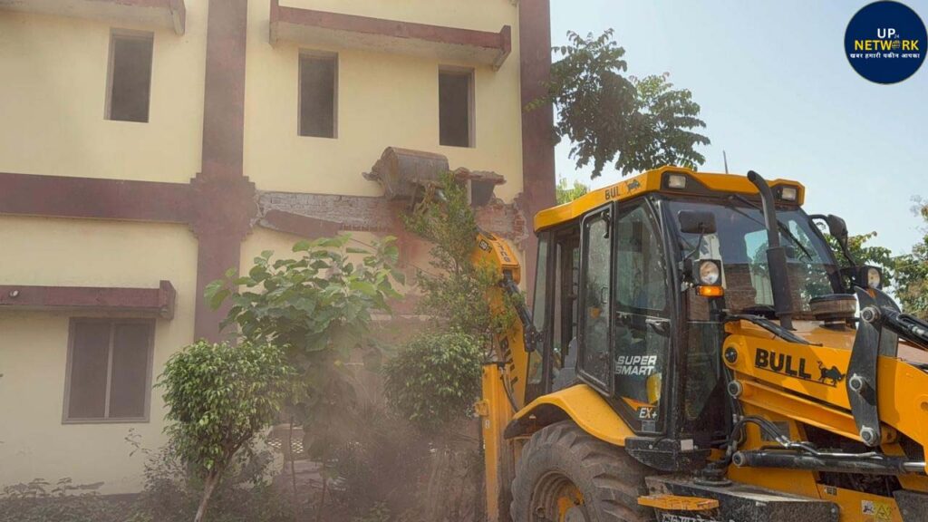Sambhal News: 1978 दंगे के आरोपी के कोल्ड स्टोरेज पर बुलडोजर