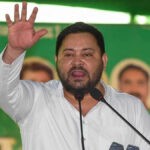 Lucknow: सपा ऑफिस पर अखिलेश-प्रेमानंदजी की होर्डिंग