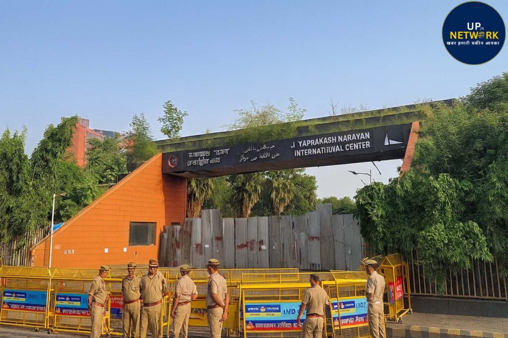 जेपी जयंती पर JPNIC में बैरिकेडिंग और सपा कार्यकर्ताओं का माल्यार्पण
