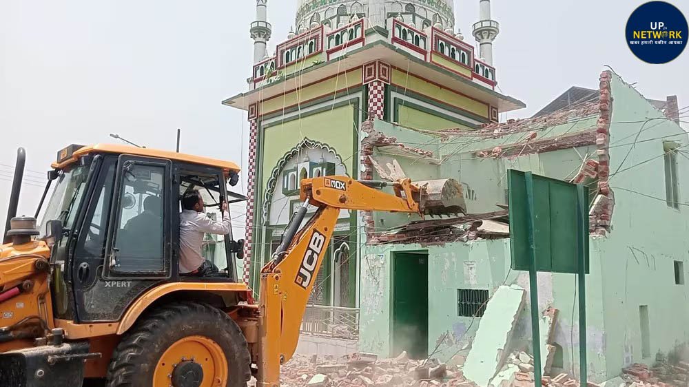 Sambhal: कल्कि धाम के पास मस्जिद पर चला बुलडोजर