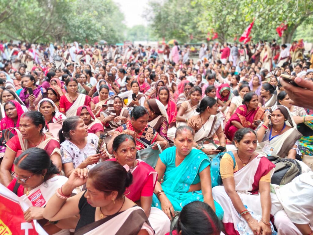 लखनऊ प्रदर्शन में आशा बहुओं का विरोध, बोलीं- जीना मुश्किल है