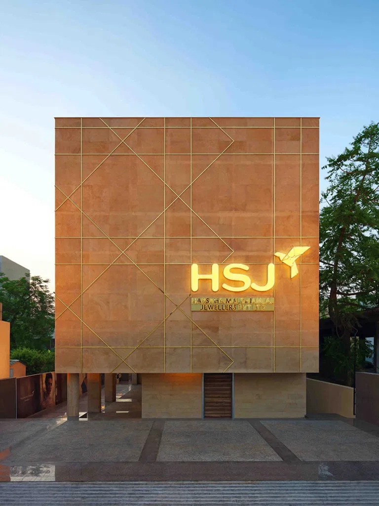 लखनऊ: युवती ने 3 करोड़ सोना चुराकर लग्जरी लाइफ जी