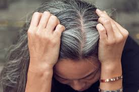 White Hair Causes: जानिए क्यों झड़ने लगे काले बालों का रंग