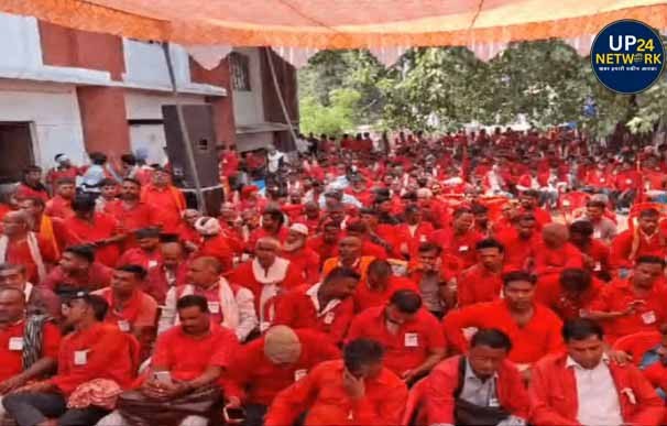 लखनऊ चारबाग: कुलियों का प्रदर्शन, नौकरी की मांग