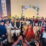 सैफई शादी में अपर्णा संग दिखे अखिलेश, नेता पहुंचे