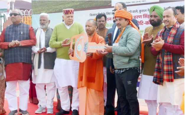 UP News: चौधरी चरण सिंह जयंती पर लखनऊ में किसानों का सम्मान किया गया। मुख्यमंत्री कृषक उपहार योजना के तहत लाभार्थियों को सहायता दी गई।