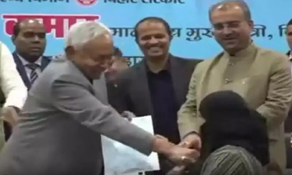 हिजाब विवाद: महिला डॉक्टर मामला, नीतीश से माफी की मांग